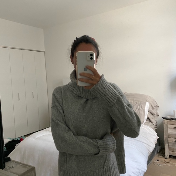 Gray turtleneck sweating with tailored stitching - Picture 4 of 11